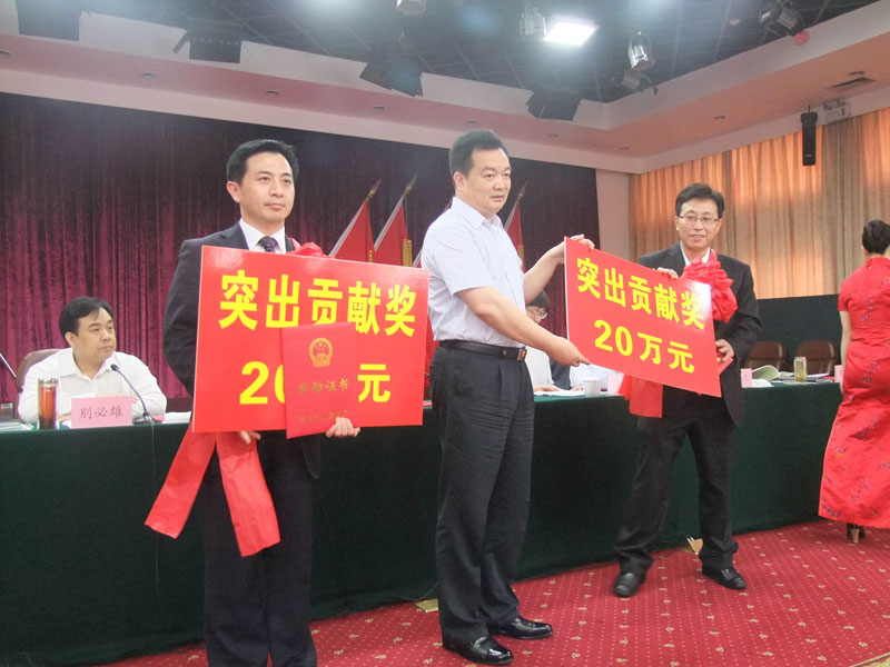 邢雁先生荣获“2013年度襄阳市科学技术突出贡献奖”